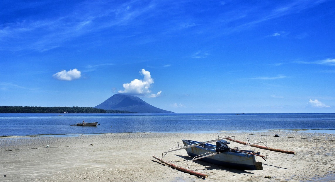 aktivitas perahu nelayan di pulau siladen