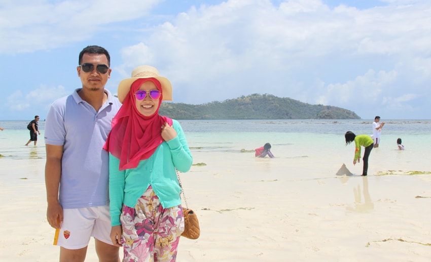 berselfie dan bermain pasir di pasir putih nain