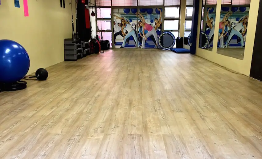 lantai vinyl merk meigan elegan diaplikasikan pada studio gym