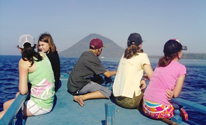 menuju ke pulau manado tua dengan perahu motor