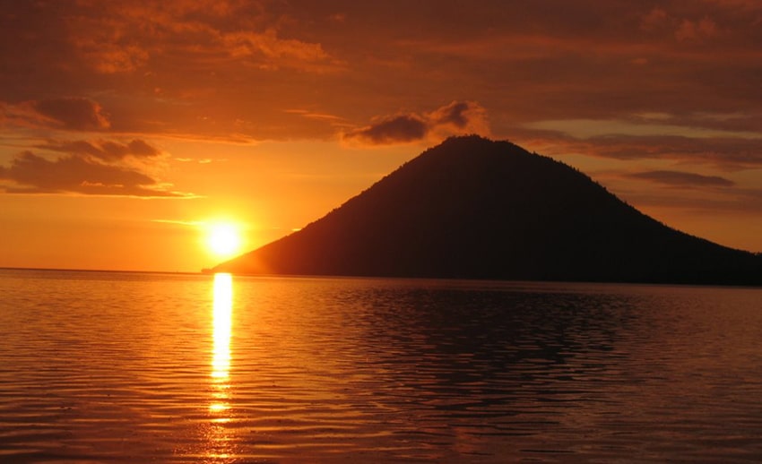 panorama sunset berlatar pulau manado tua