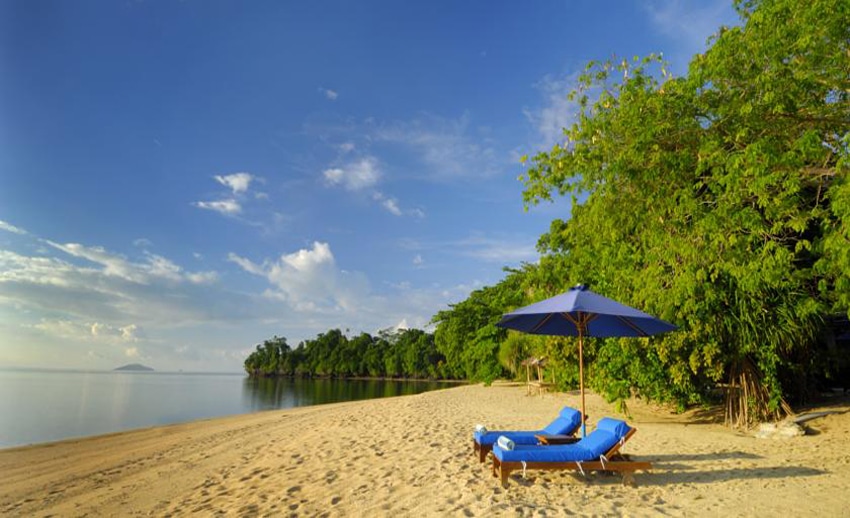 pantai pasir putih siladen