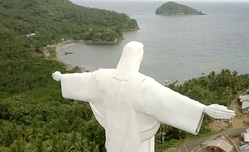 salah satu patung yesus tertinggi di dunia