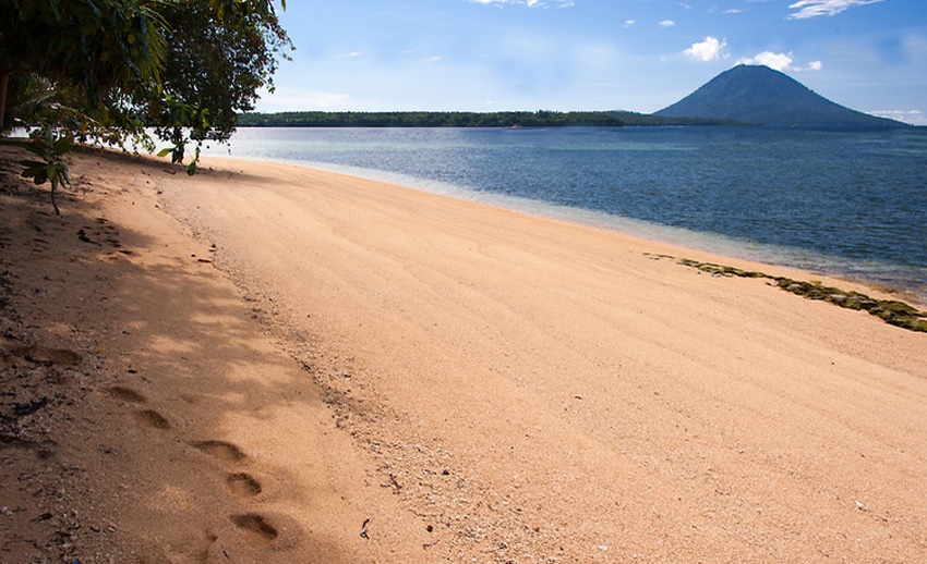 view pulau manado tua dari pulau siladen