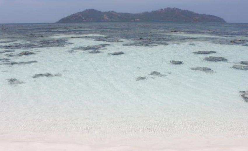 pulau nain besar terlihat jelas dari pasir timbul nain