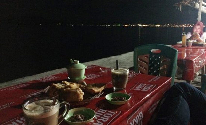 manado bay di malam hari