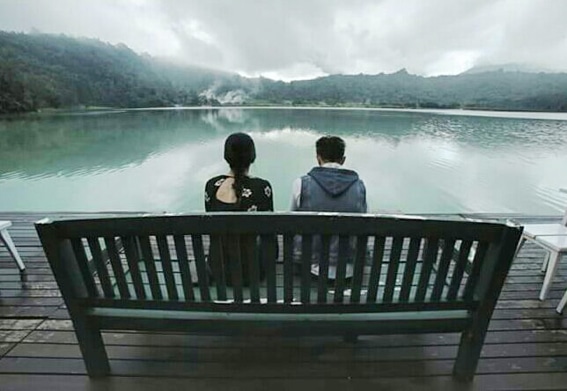 senjakala di manado, duduk menghadap danau 3 warna