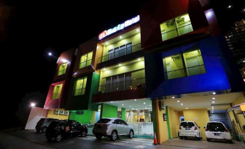 suasana de nearby hotel manado di waktu malam