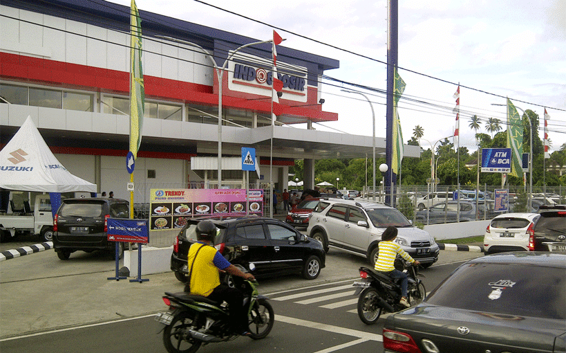 suasana makan trendy fried chicken di indogrosir manado